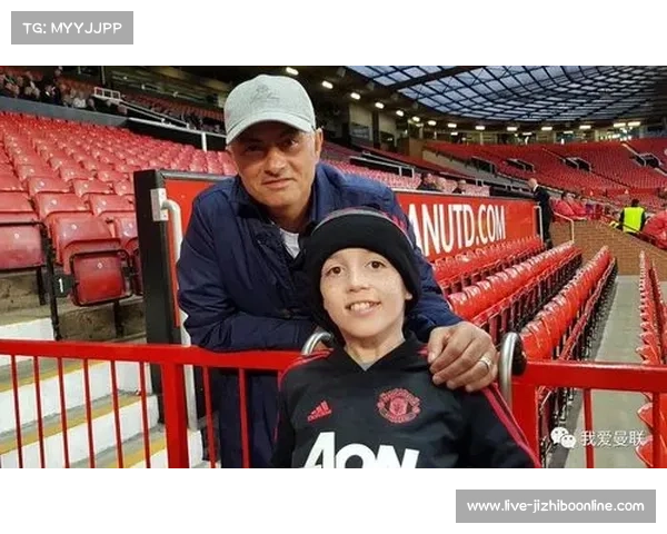 小球迷冲入场内获德约拥抱,温馨一幕成赛场插曲 小球迷冲入场内获德约拥抱,温馨一幕成赛场插曲