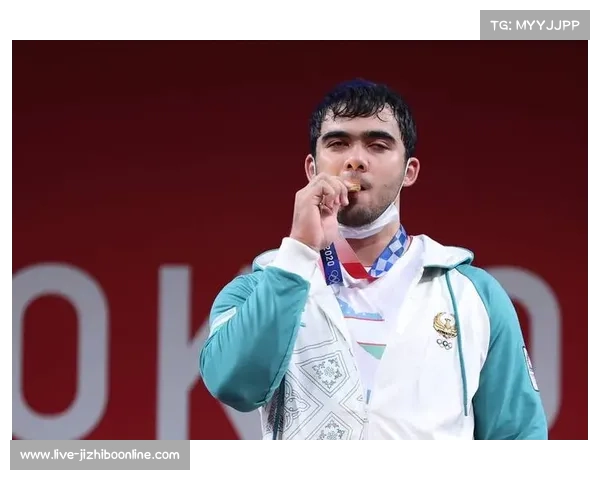 乌兹别克斯坦选手博佐尔博耶夫出战77公斤级自由搏击，对阵泰国噜奔